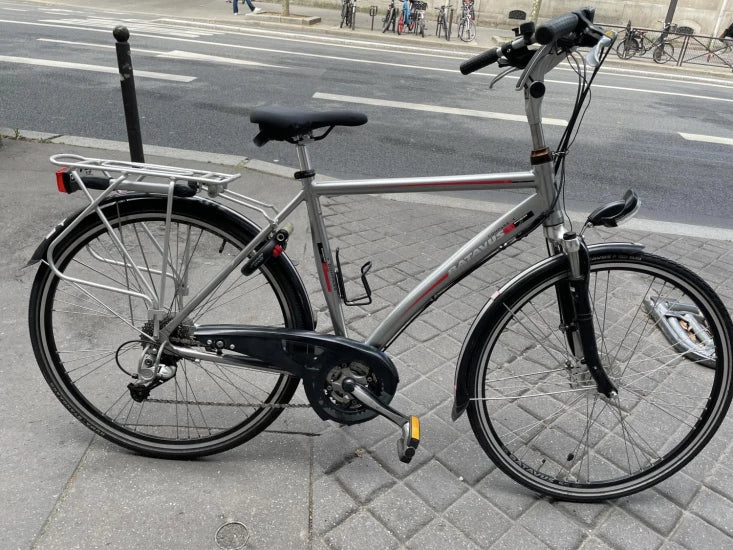 Occasion : Batavus Vélo tout chemin , cadre h, alu. 54cm, 3X9 vitesses - dérailleur Shimano déore, Frein Roller brake Shimano, Garde - chaîne.
