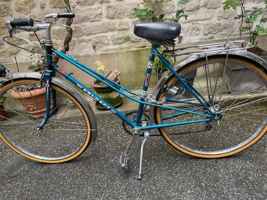 Occasion : Peugeot , Cadre 51cm, 5 vitesses , Eclairage par dynamo, Béquille, porte bagages.