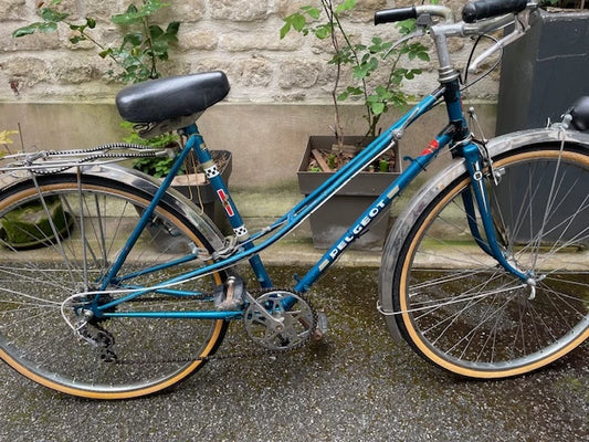 Occasion : Peugeot , Cadre 51cm, 5 vitesses , Eclairage par dynamo, Béquille, porte bagages.